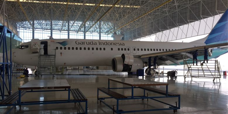 Mekanik tengah memeriksa pesawat Garuda Indonesia di salah satu hanggar Garuda Maintenance Facility (GMF) Aero Asia di Bandara Soekarno-Hatta, Rabu (19/7/2017).