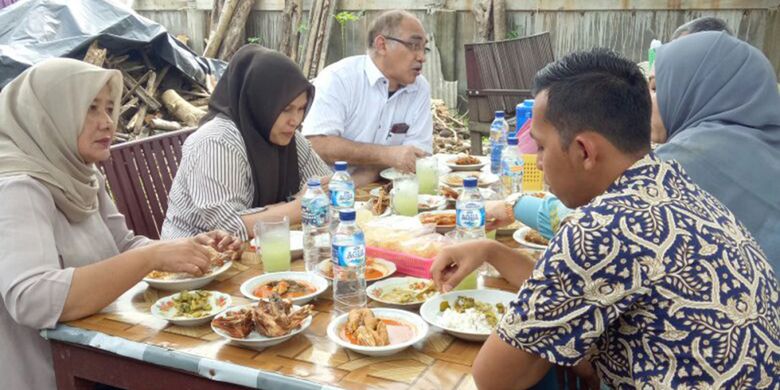 Pengunjung sedang menikmati makan siang dengan menu ikan sembilang di Rumah Makan Sembilang, Desa Parang Sikureung, Kecamatan Matangkuli, Kabupaten Aceh Utara, Aceh, Jumat (12/1/2018).