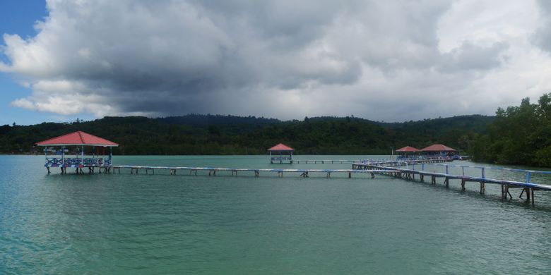 Fasilitas untuk wisatawan di Pulau Kucing yang merupakan salah satu obyek wisata di Desa Fukweu, Kecamatan Sanana Utara, Kepulauan Sula, Maluku Utara, Sabtu (14/4/2018).