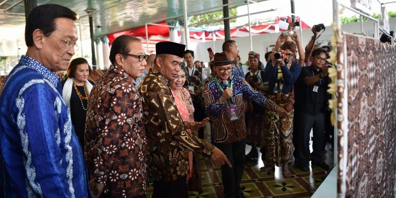 Mendikbud dan Gubernur DIY membuka ?Jogya Internasional Batik Bienalle 2018? (JIBB), di Pegelaran Kraton, DI Yogyakarta yang akan berlangsung 2-6 Oktober 2018.