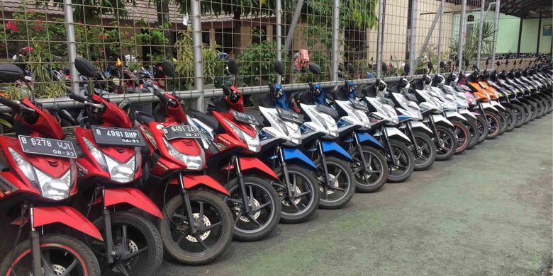 Satpam SMAN 4 Tangerang Selatan, Slamet Gunaedi  (47), mendadak menjadi perbincangan masyarakat. Hal itu disebabkan videonya yang tersebar di media sosial memperlihatkan Slamet  merapikan puluhan sepeda motor yang parkir di parkiran sekolah dengan mengelompokan sesuai merek, dan warna motor. Slamet telah 19 tahun melakukan hal itu, Kamis (31/1/2019)