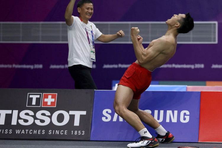 Selebrasi pebulu tangkis tunggal putra Indonesia Jonatan Christie (kanan) dan pelatih Henry Saputra (kiri) usai menundukkan pebulu tangkis Jepang Kenta Nishimoto, pada pertandingan babak semifinal nomor perorangan Asian Games 2018 di Istora Senayan, Jakarta, Senin (27/8/2018).