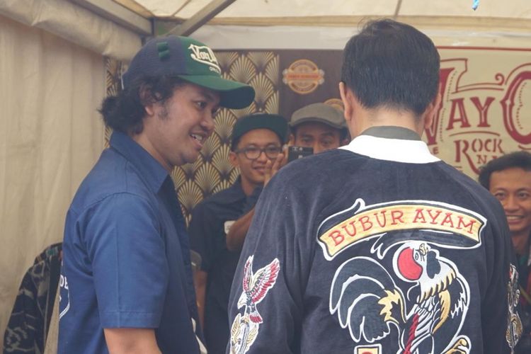 Tampak belakang jaket Bubur Ayam Racer yang dipakai Presiden Joko Widodo saat konvoi sepeda motor di Bandung, Minggu (11/11/2018).