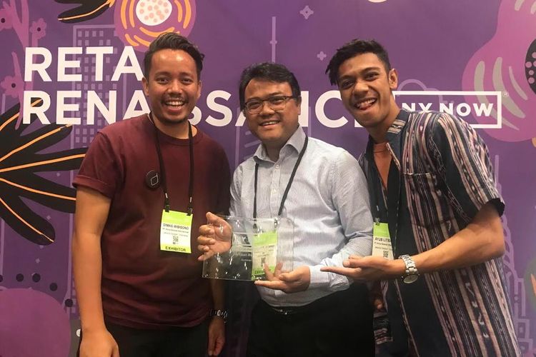 Para punggawa UKM Djalin dari Bandung yang memenangi penghargaan Best New Product di ajang pameran dagang dan kriya terbesar di Amerika Utara NYNOW 2019 yang berlangsung pada 10-13 Agustus 2019 di Javits Center, New York, AS.  