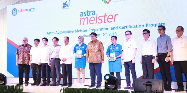 Menristek Mohamad Nasir dan Menperin Airlangga Hartarto meresmikan groundbreaking Kampus Politeknik Manufaktur Astra didampingi Presiden Direktur PT Astra Internasional Prijiono Sugiarto di Kawasan Industri Delta Silicon II, Cikarang, Jawa Barat (10/5/2019).