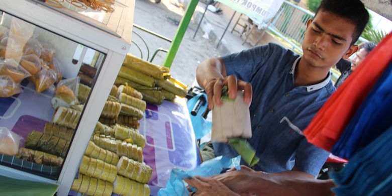 Pedagang lemang dengan merk Wak Saleh menunggu pembeli di Jalan Pelabuhan, Kota Lhokseumawe, Provinsi Aceh, Rabu (22/5/2019).