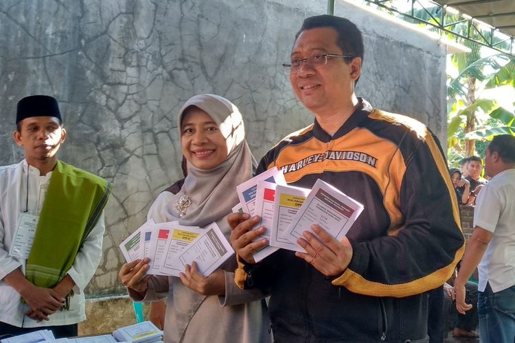 Gubernur NTB, Zulkieflimansyah beserta istri memberikan hak suaranya pada pemilu kali ini di TPS 8 Desa Bajur, Labuapi, Kabupaten Lombok Barat, Rabu (17/4/2019).