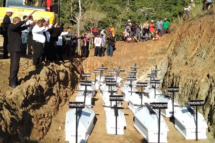 Prosesi pemakaman massal 20 jenazah korban bencana banjir bandang Sentani di Kabupaten Jayapura, Papua, Rabu (27/3/2019).