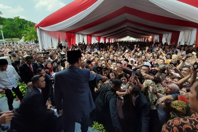 Presiden Jokowi menyapa warga yang sudah mengantre sejak pagi di Monas untuk mengikuti open house di Istana Kepresidenan, Rabu (5/6/2019).

