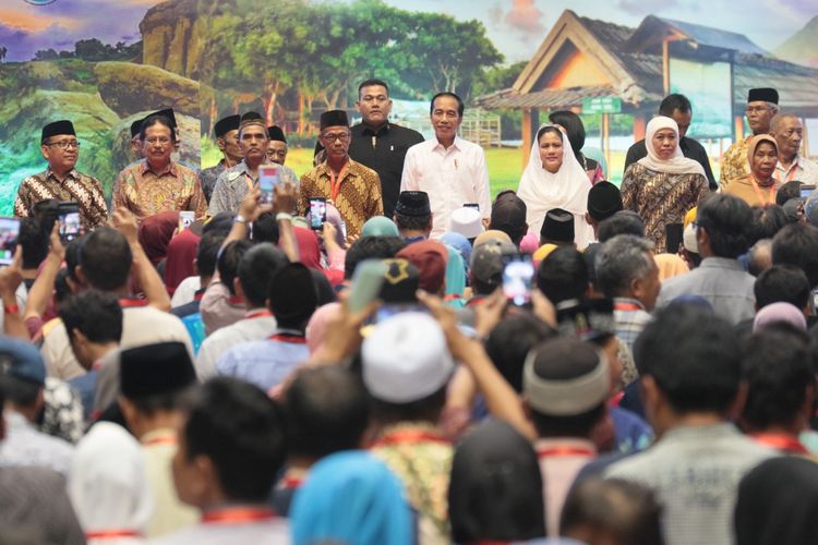 Presiden Joko Widodo menyerahkan sertifikat tanah kepada 3.200 masyarakat di Gresik. 
