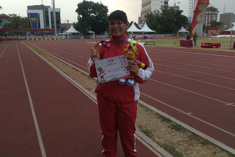 Atlet tolak peluru putri Indonesia, Ayu Fitriani, berpose usai menyabet emas pada ajang ASEAN School Games XI 2019 di Stadion Tri Lomba Juang, Mugas, Semarang, Jawa Tengah, Sabtu (20/7/2019).
