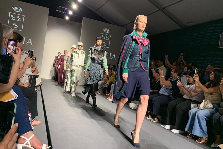 Sebanyak 46 busana kreasi siswa Akademi Adibusana (Accademia di Alta Moda) KOEFIA ditampilkan pada malam penutupan Pekan Mode Roma (Altaroma-Rome Fashion Week), di Roma, Italia, Minggu (7/7/2019).