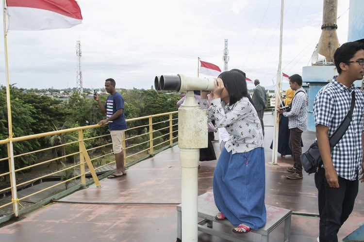 Wisatawan mengunjungi Kapal LPTD Apung di Aceh.