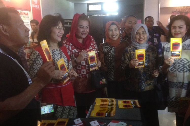 Direktur Jenderal Industri Kecil Menengah dan Aneka Kementerian Perindustian Gati Wibawaningsih, saat meninjau pameran IKM di UTC Semarang, Selasa (12/3/2019)
