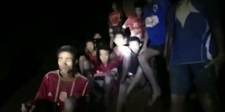 Tim sepak bola remaja di Thailand yang terdiri dari 12 remaja dan seorang pelatih ditemukan di dalam goa setelah terjebak sejak 23 Juni 2018. (AFP/AL Thailand)