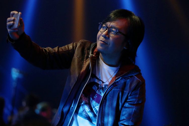 Ari Lasso menjadi juri dalam acara Indonesian Idol 2018 di Studio 11, MNC Studios, Kebon Jeruk, Jakarta Barat, Selasa (13/2/2018). Sejumlah kontestan tampil berkolaborasi ketika memasuki Top 10 Indonesian Idol 2018.