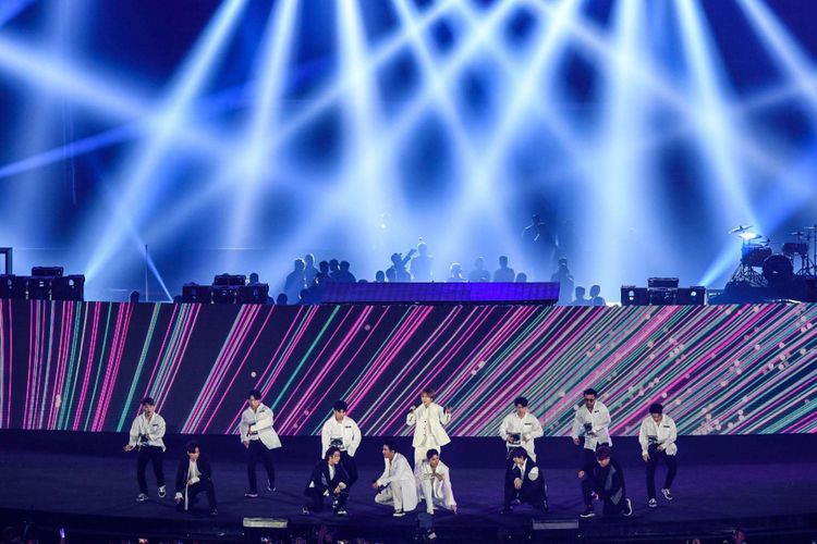 Boyband K-pop Super Junior tampil dalam upacara penutupan Asian Games 2018 atau yang ke-18, di Stadion Utama Gelora Bung Karno, Senayan, Jakarta Pusat, Minggu (2/9/2018) malam.