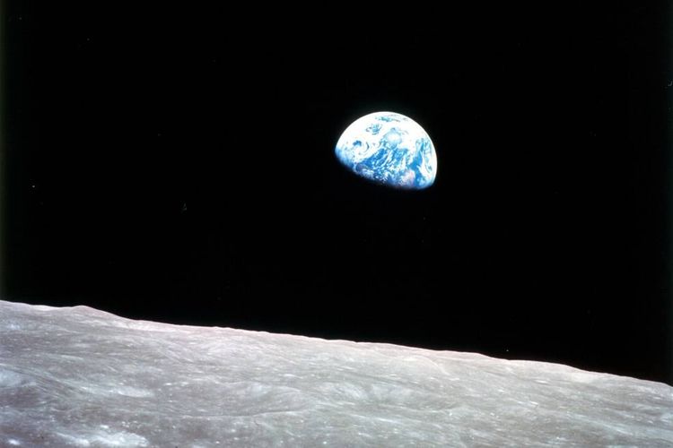 Foto Bumi terbit di cakrawala bulan yang diambil 50 tahun lalu