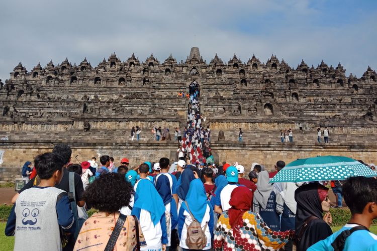 Candi Borobudur, Magelang, Jawa Tengah difoto dari kejauhan, saat dipenuhi wisatawan di musim liburan sekolah, Sabtu (10/3/2018).