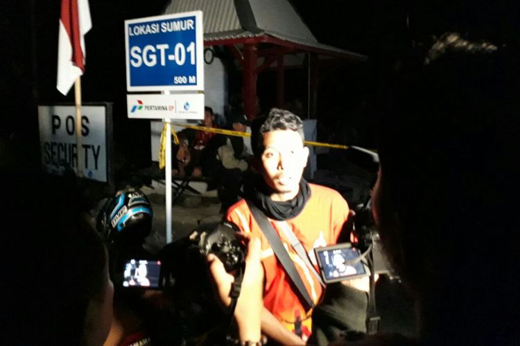 Warga saat dimintai keterangan wartawan di lokasi pengeboran sumur minyak Blok Trembul, di Desa Karangtengah, Kecamatan Ngawen, Blora, Jawa Tengah, Selasa (10/10/2017) malam