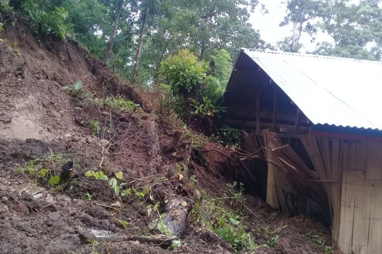 Satu rumah warga di Kampung Leke, Kelurahan Kisol, Kecamatan Kota Komba, Kab. Manggarai Timur, Flores, NTT, Kamis (7/3/2019) tertimbun tanah longsor. (HAND OUT)