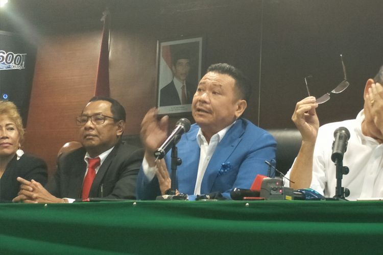 Ketua Dewan Pembina Peradi Otto Hasibuan saat memberikan keterangan di kantor Peradi, Slipi, Jakarta Barat, (Kamis 18/1/2018).