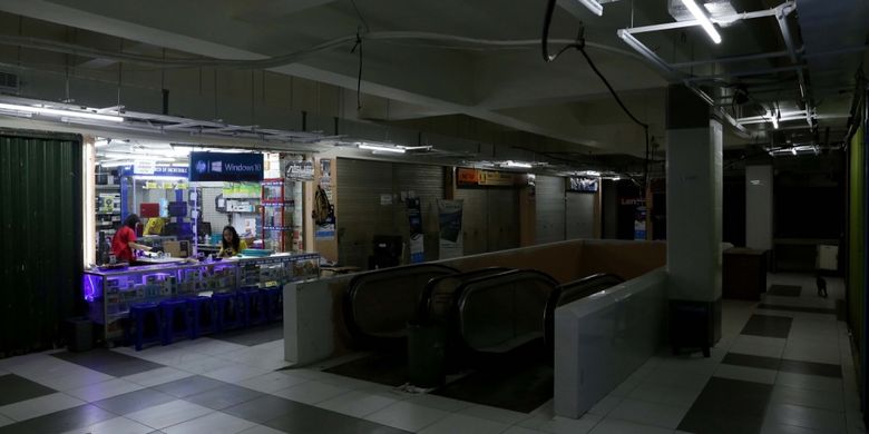 Aktivitas perdagangan pusat perbelanjaan di Plaza Elektronik, Glodok, Jakarta barat, Rabu (14/7/2017).  Meskipun perdagangan berjalan normal, kian hari pasar ini semakin sepi pembeli. Bahkan beberapa kios sudah beralih fungsi menjadi gudang untuk menyimpan dagangan.