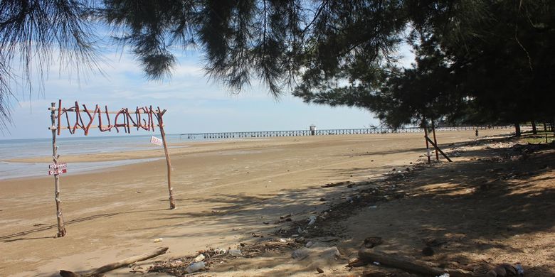 Pantai Kayu Angin di Nunukan, Kalimantan Utara yang indah dengan pasir coklatnya yang bersih terancam abrasi.
