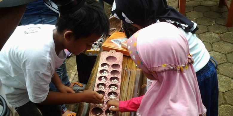 Anak-anak di Radja Pendapa Kendal, Jawa Tengah, juga bisa bermain mainan tradisional, Minggu (5/11/2017). 