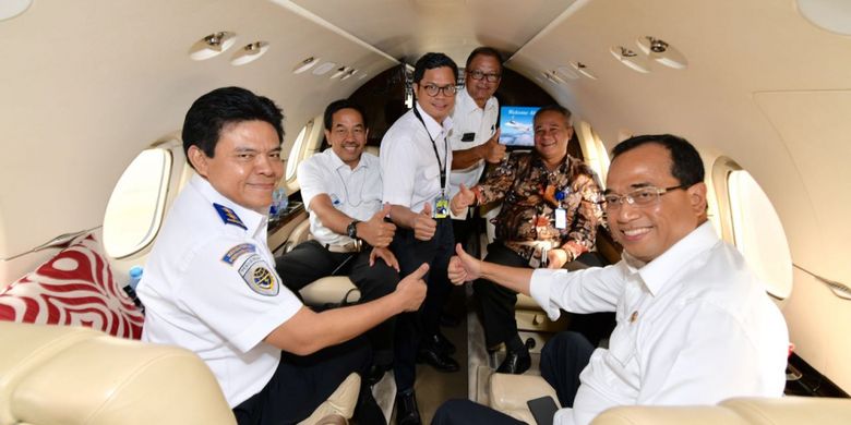 Menteri Perhubungan Budi Karya Sumadi beserta sejumlah pejabat terkait berpose di pesawat Hawker 900 XP, Selasa (17/4/2018). Pesawat itu adalah pesawat pertama yang mendarat di landas pacu Bandara Kertajati, Majalengka. 