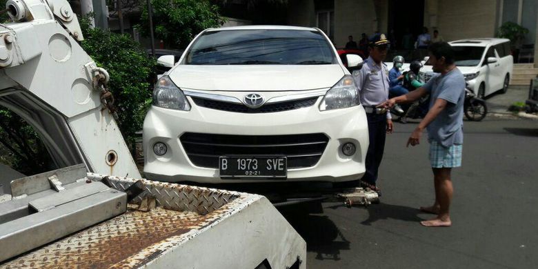 Warga Jalan Widya Chandra VII, Kebayoran Baru, Jakarta Selatan, mengamuk lantaran mobilnya diderek Suku Dinas Perhubungan DKI Jakarta pada Selasa (7/3/2017).