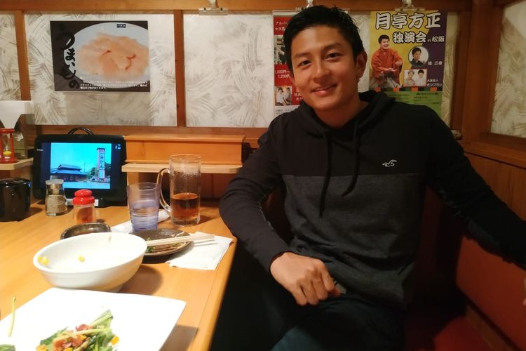 Pebalap Indonesia, Rio Haryanto, usai makan malam di sebuah restoran di Suzuka, Jepang, Kamis (20/6/2019).