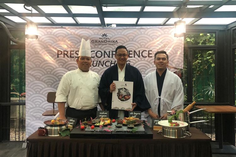 Chef Bagus (kiri), Adi Sampurno (tengah) dan Ancha (kanan) meresmikan pembukaan ORIGAMI Roof Dining  pada hari Jumat (30/08/2019)