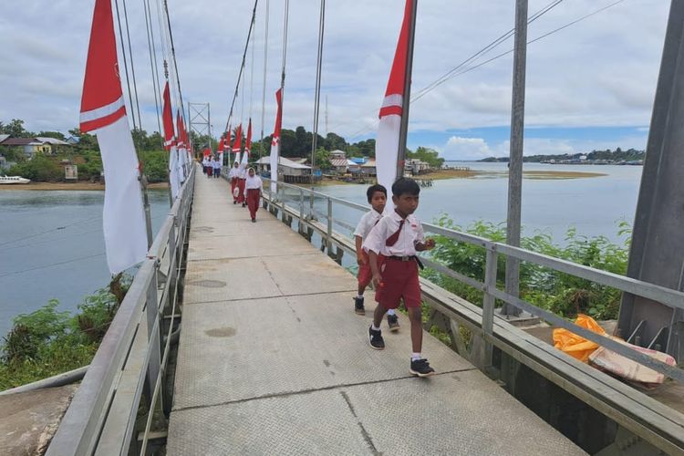 Anak-anak Pulau Fair dan Pulau Kei Kecil menyeberangi Jembatan Gantung Wear Fair di Maluku