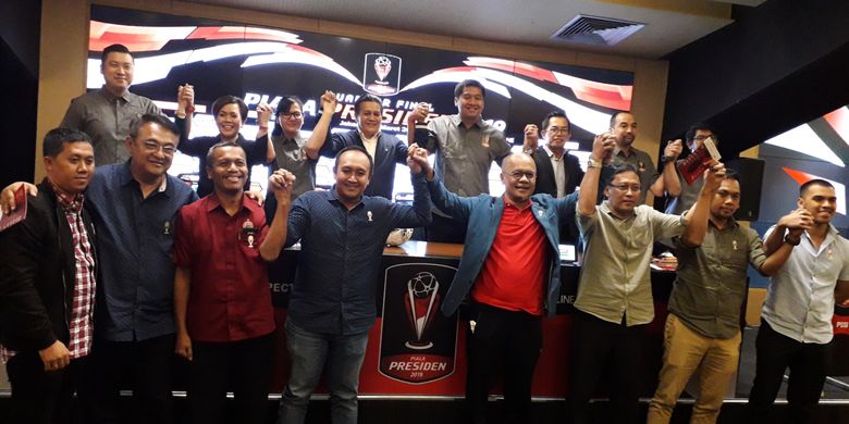 Ketua Panitia Piala Presiden 2019, Maruarar Sirait (atas, keempat dari kanan) beserta jajaran petinggi PSSI, pihak sponsor, dan perwakilan tim yang masuk 8 besar usai acara undian 8 besar di Stadion Utama Gelora Bung Karno, Jakarta, Selasa (19/3/2019).