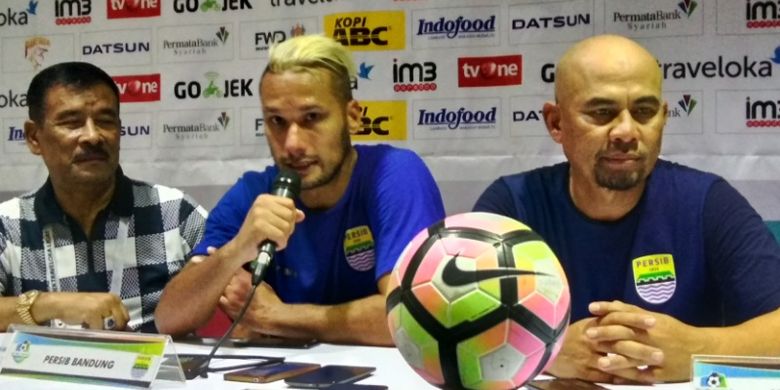 Gelandang Persib Bandung Raphael Maitimo saat jumpa pers usai laga kontra Persegres di Stadion Si Jalak Harupat, Minggu (20/8/2017)