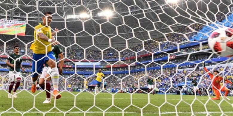 Penyerang Brasil, Roberto Firmino, mencetak gol ke gawang Meksiko pada pertandingan babak 16 besar Piala Dunia 2018 di Samara Arena, 2 Juli 2018. 