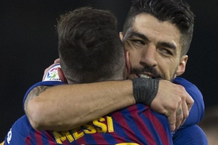 Luis Suarez dan Lionel Messi tengah merayakan gol pada pertandingan Real Betis vs Barcelona di Stadion Benito Villamarin dalam lanjutan La Liga Spanyol, 17 Maret 2019. 