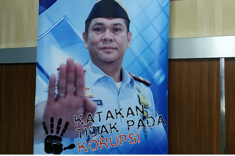 Mataram, Kompas.Com- Foto Kepala Imigrasi Mataram, Kurniadie  di Kantor Imigrasi yang bertuliskan katakan tidak pad korupsi