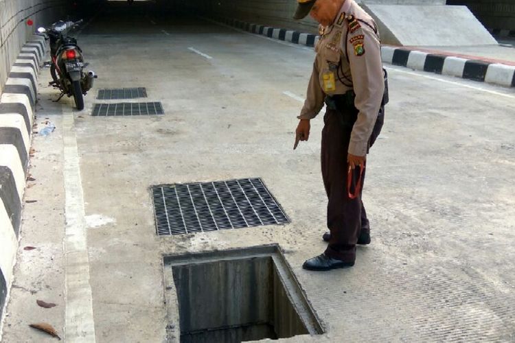 Penutup saluran air di underpass Mampang-Kuningan kembali hilang, Rabu (22/8/2018). 
