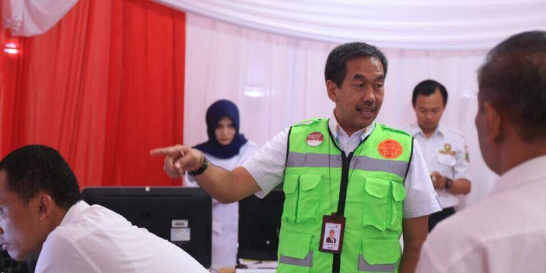 Direktur Utama PT Angkasa Pura II Muhammad Awaluddin memantau Terminal 1 Bandara Soekarno-Hatta usai melaksanakan sahur on the road pada Jumat (23/6/2017) dini hari. Puncak arus mudik Lebaran 2017 diprediksi jatuh pada hari ini.