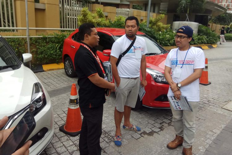 Peserta Sunday Test Drive mencicip langsung Baleno hatchback dan Ignis terbaru. 