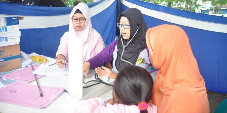 Pemeriksan kesehatan dalam rangka peringatan Hari TB Sedunia 2017 di Lapangan Panglima Besar Jenderal Sudirman, Ambarawa, Minggu (26/3/2017). 