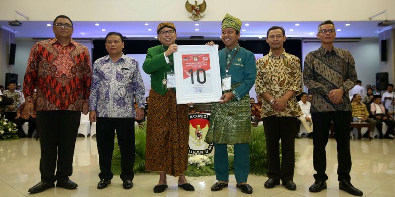 Ketua Umum Partai Persatuan Pembangunan (PPP) Romahurmuziy (ketiga dari kanan) menunjukkan nomor urut 10 saat Pengambilan Nomor Urut Partai Politik untuk Pemilu 2019 di Gedung Komisi Pemilihan Umum (KPU), Minggu (18/2/2018). Empatbelas partai politik (parpol) nasional dan empat partai politik lokal Aceh lolos verifikasi faktual untuk mengikuti Pemilu 2019.