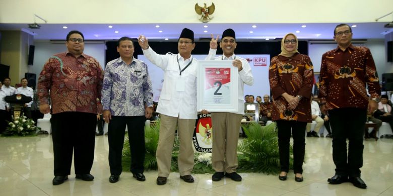 Ketua Umum Partai Gerindra Prabowo Subianto (ketiga dari kiri) menunjukkan nomor urut 2 saat Pengambilan Nomor Urut Partai Politik untuk Pemilu 2019 di Gedung Komisi Pemilihan Umum (KPU), Minggu (18/2/2018). Empatbelas partai politik (parpol) nasional dan empat partai politik lokal Aceh lolos verifikasi faktual untuk mengikuti Pemilu 2019.