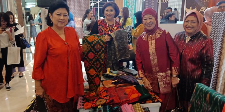 Istri Presiden keenam RI Susilo Bambang Yudhoyono (SBY), Ani Yudhoyono ketika menghadiri pameran dan bazar tenun Cita Tenun Indonesia di Pacific Place, Jakarta, Kamis (15/11/2018).