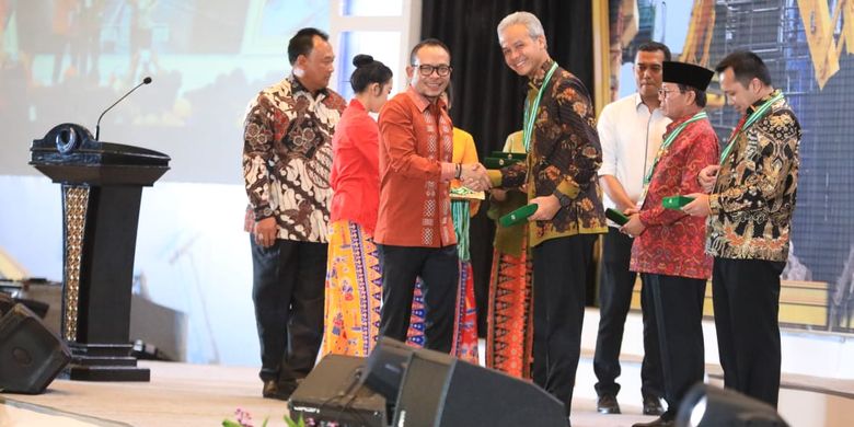 Gubernur Jawa Tengah Ganjar Pranowo menerima penghargaan sebagai Pembina terbaik Keselamatan dan Kesehatan Kerja (K3) dari Menteri Ketenagakerjaan M. Hanif Dhakiri.