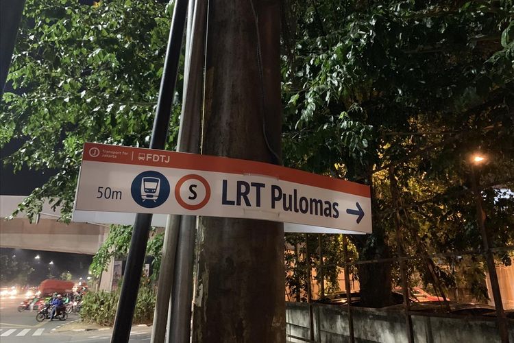 Informasi penunjuk arah yang dibuat Komunitas Transport For Jakarta di Pulomas, Jakarta Timur, Jumat (26/7/2019).