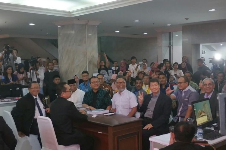 Tim hukum Badan Pemenangan Nasional Prabowo-Sandiaga mengajukan gugatan hasil pilpres kepada Mahkamah Konstitusi, Jumat (24/5/2019). 