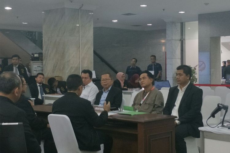 Tim hukum paslon Jokowi-Maruf mendatangi Mahkamah Konstitusi untuk berkonsultasi soal gugatan sengketa pilpres yang diajukan Prabowo-Sandiaga di Gedung MK, Senin (27/5/2019). 